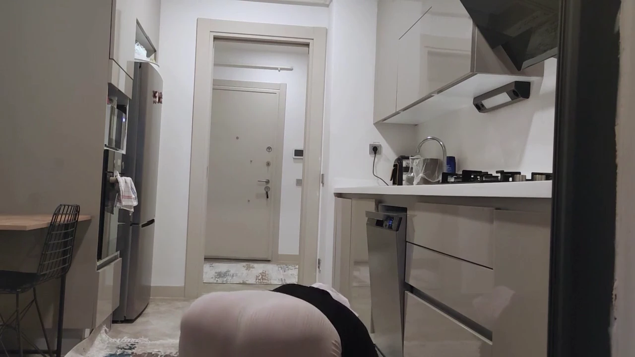 Je suis tombée sur mon beau-fils en train de se faire plaisir.Je n'ai pas résisté à la vue et je me suis jointe.Nous avons partagé une rencontre passionnée, nous laissant tous les deux satisfaits.Le plaisir intense et l'extase en ont fait une expérience inoubliable.